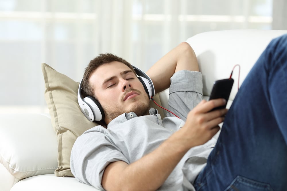 Méfiez-vous du danger d'infections de l'oreille dues à l'utilisation d'écouteurs pendant le sommeil