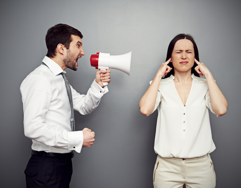 Tenga cuidado, a menudo escuchar sonidos fuertes y ruidosos puede ser una amenaza para la salud del oído