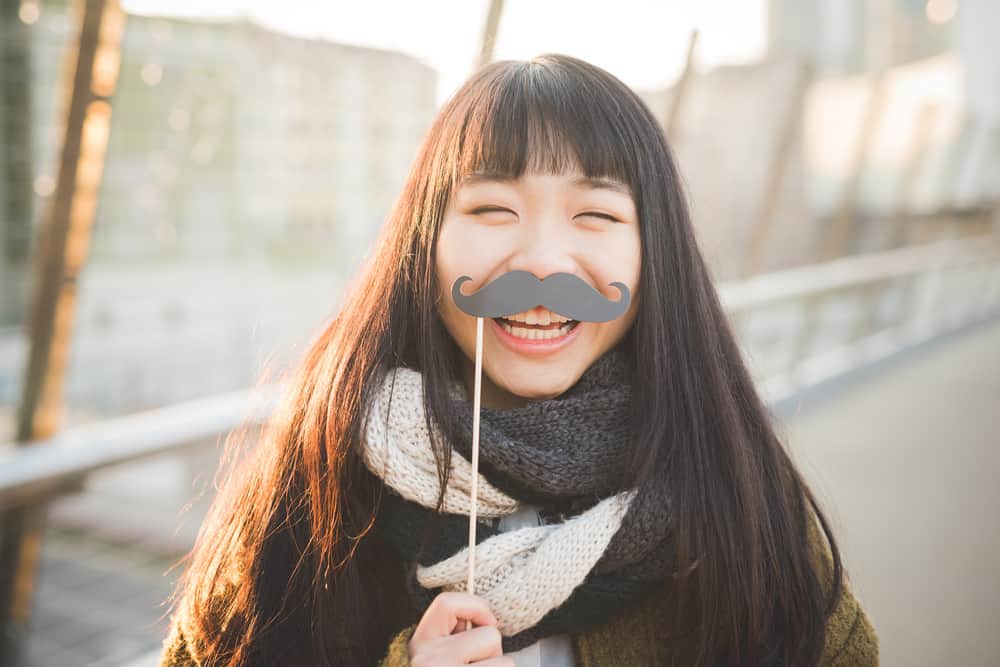 여성이 남성처럼 두꺼운 콧수염을 갖게 만드는 5가지 원인