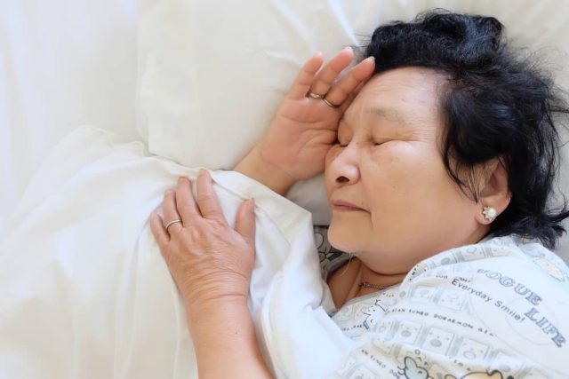 Lorsque les personnes âgées ont du mal à bien dormir, aidez-les de ces 6 façons