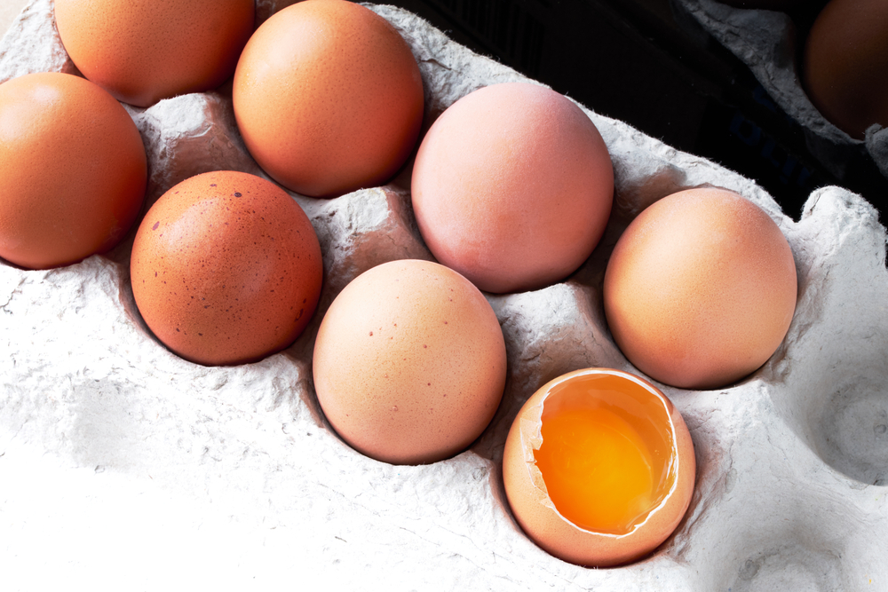 לקלף לחלוטין את מתיחה של ביצה מזויפת: האם זה באמת מסוכן אם צורכים אותה?