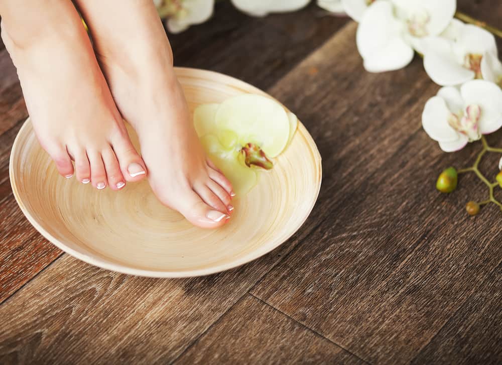 발 냄새가 나는 곰팡이를 극복하기 위해 식초 물 목욕을 만드는 방법