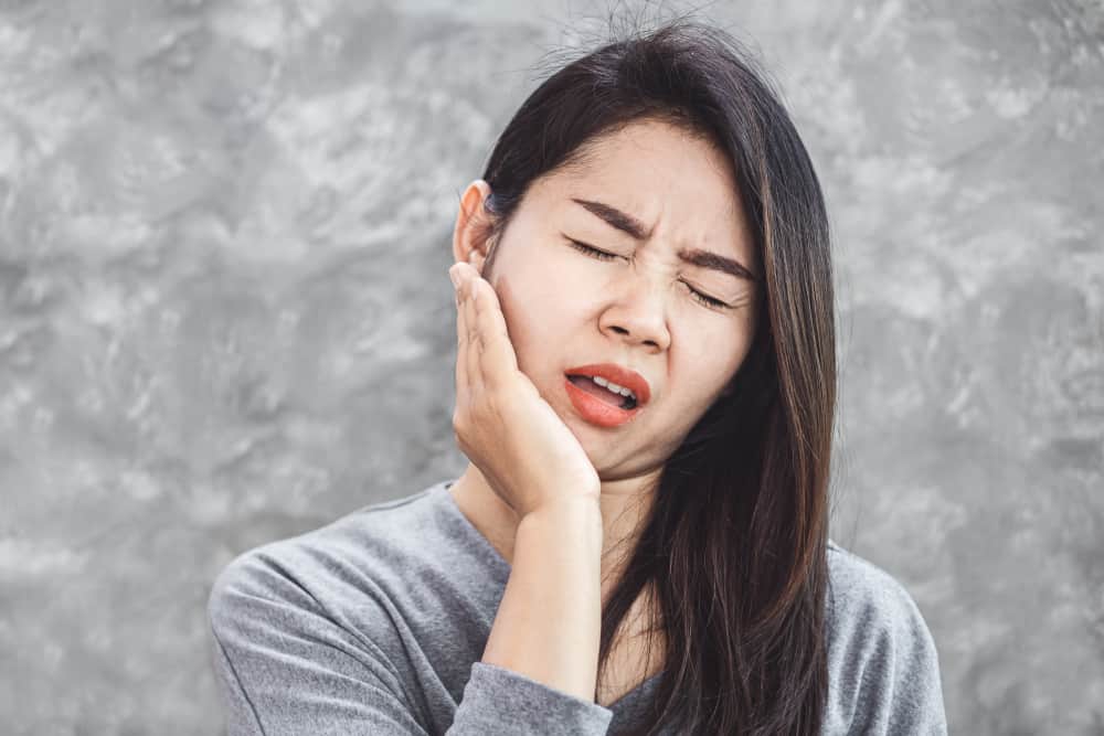 뻣뻣한 턱을 유발하는 희귀 감염인 방선균증의 징후와 증상 알아보기