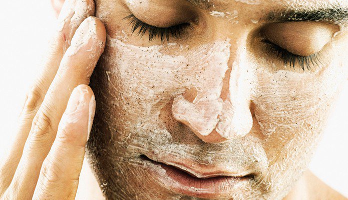 À quelle fréquence les hommes ont-ils besoin d'une exfoliation faciale?