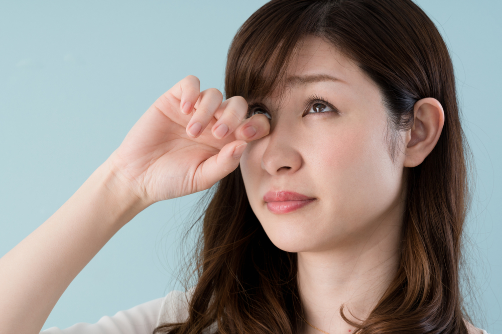 4 טיפים רבי עוצמה להתגברות על עיניים יבשות כמו גם רגישות לאור