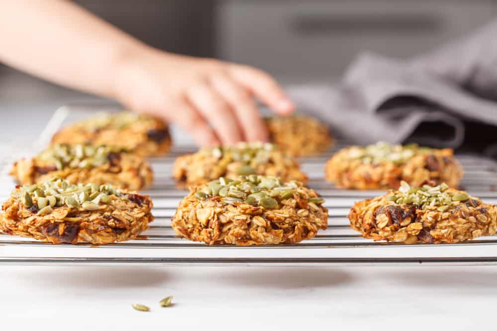 Eid 스낵을 위한 3가지 맛있고 맛있는 날짜 쿠키 레시피