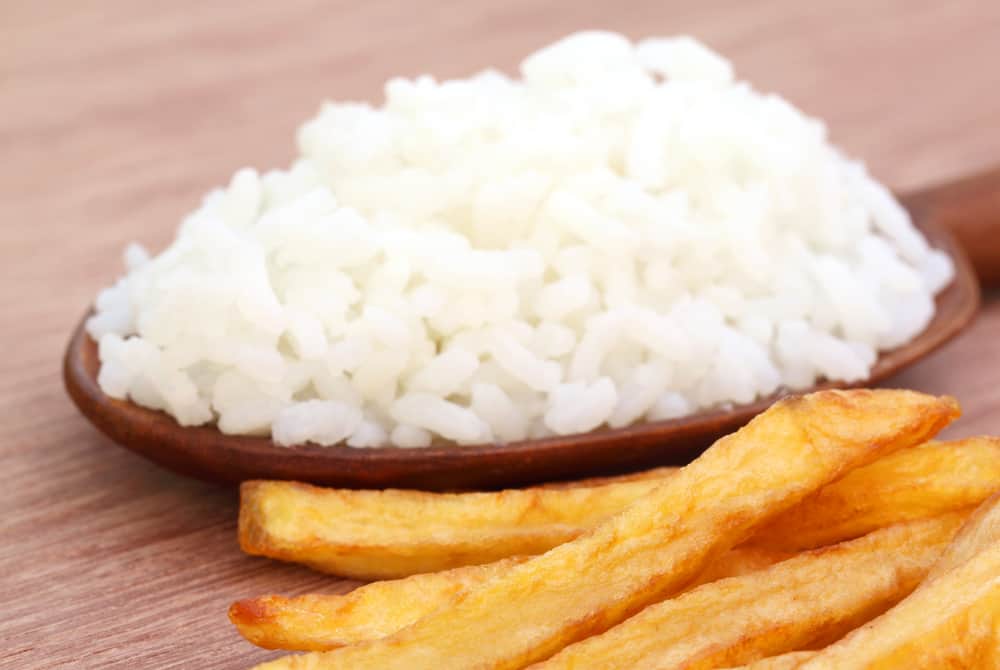 Manger du riz avec des pommes de terre dans une assiette, quel effet sur la santé ?