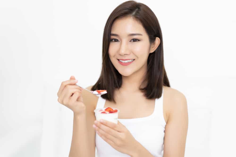 Även om det är hälsosamt kan det också orsaka dåliga effekter att äta för mycket yoghurt