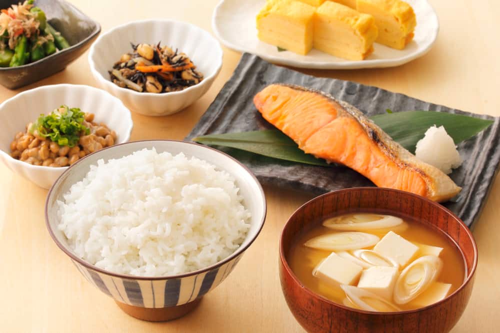 일본의 전통 식단과 그 이점에 대해 알아보십시오.