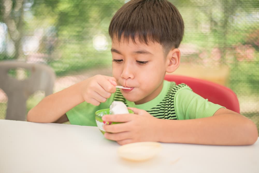 Manger de la crème glacée quand on a de la fièvre s'avère avoir de nombreux avantages (tant qu'on n'en mange pas trop !)