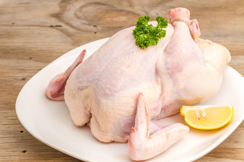 Вы знаете, что мыть сырую курицу перед приготовлением опасно!