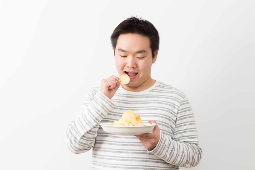 No solo grasa, comer demasiada sal también hace que el cuerpo engorde