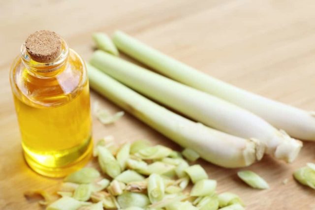 3 moduri eficiente de a depăși mătreața cu ulei de lemongrass
