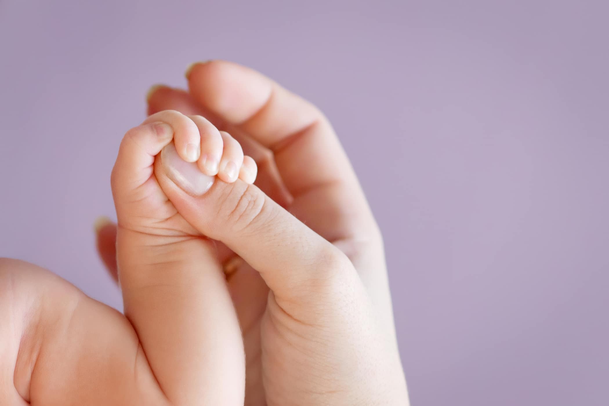 Le miracle du toucher maternel sur la croissance et le développement de bébé