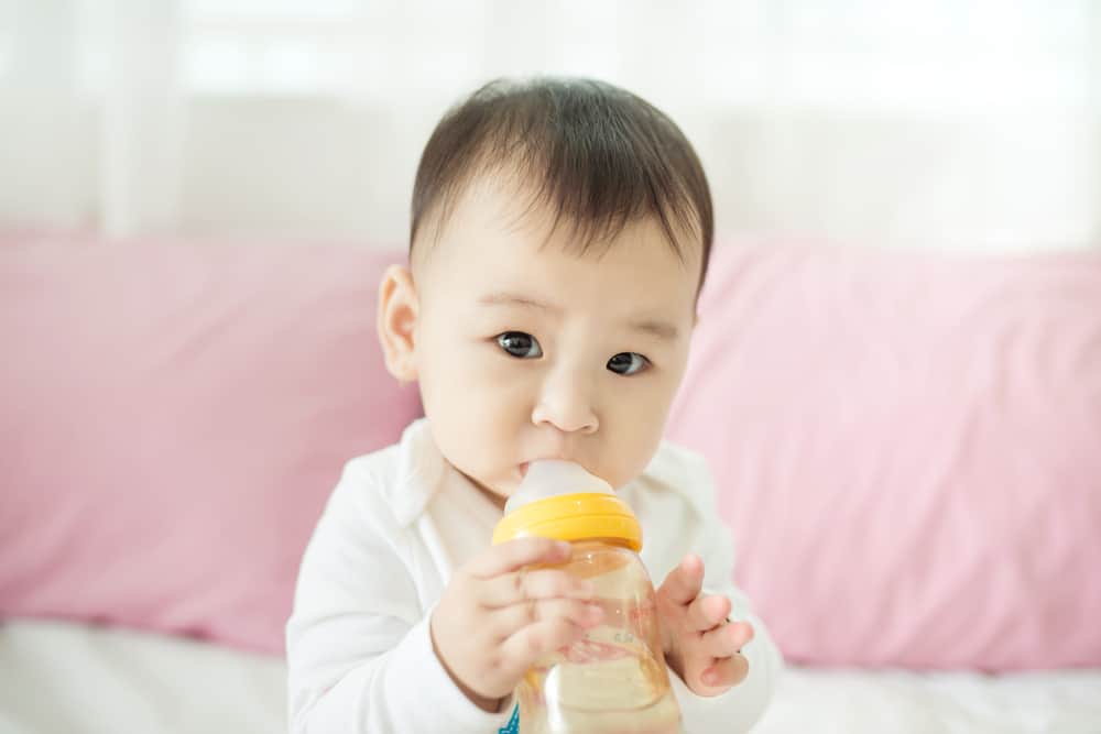 Nevoile de lichide ale bebelușului și sfaturi pentru obținerea acestuia