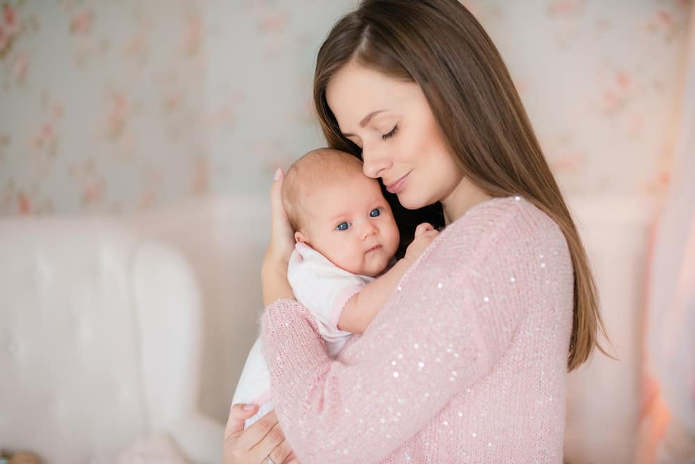 La bonne façon de porter un bébé que les parents savent important