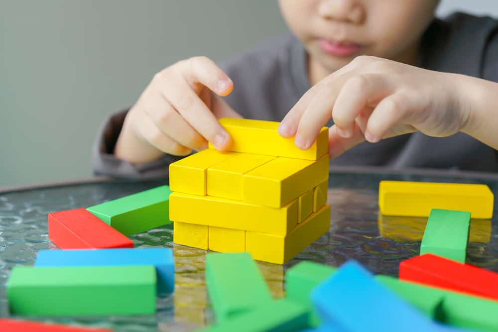 10 tipuri de copii care au nevoie de terapie prin joc (ce face aceasta?)
