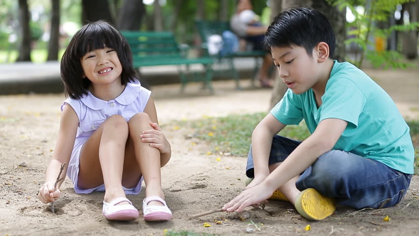 Leker barn utomhus? Känna till fördelarna och typerna av spel