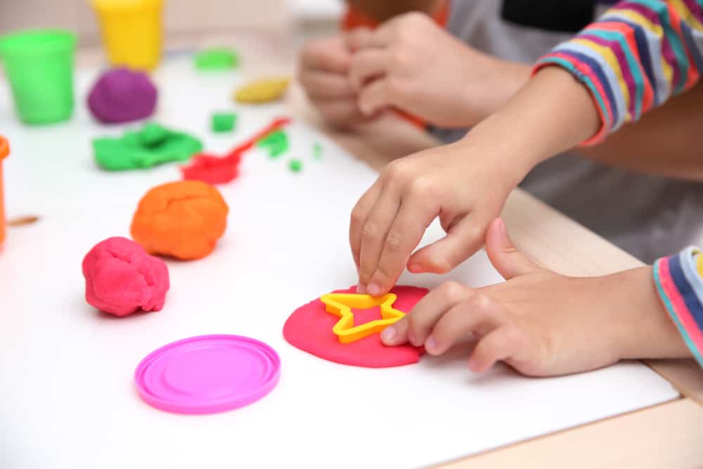 Allez, fabriquez vous-même ces 3 jouets pour que les enfants se sentent plus à l'aise de jouer à la maison