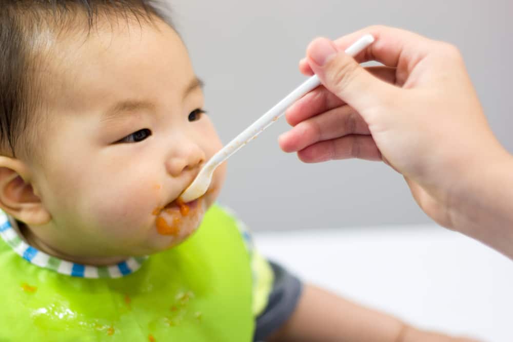 Wie füttert man ein Baby zum ersten Mal am besten?