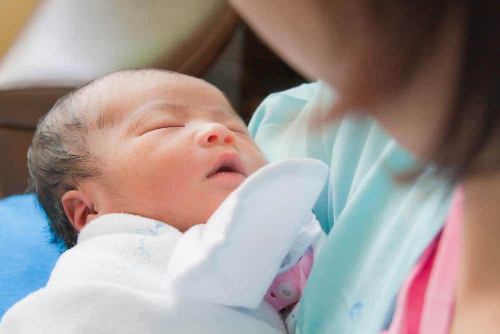 ¿A qué edad se les permite a los bebés recién nacidos salir de casa?
