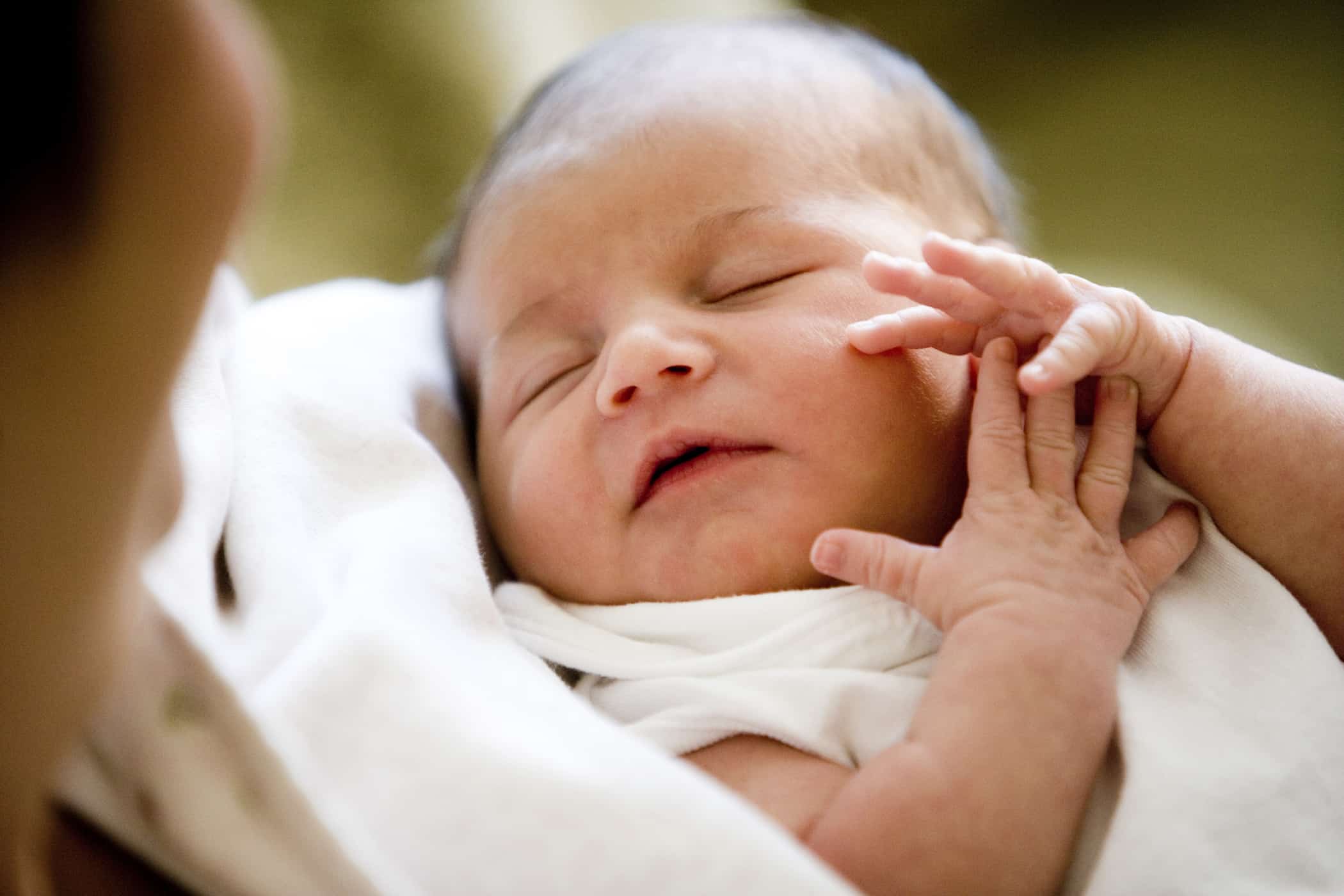 신생아의 피부가 건조하고 주름져 보이는 것이 정상입니까?