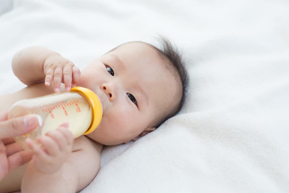 Kada vaš mališan može držati svoju bočicu s mlijekom?