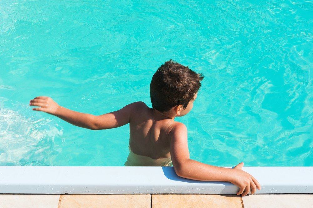 6 pasos positivos para lidiar con los niños que temen nadar