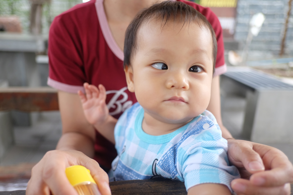 Causas de los bebés con ojos entrecerrados y cómo superarlo para volver a la normalidad