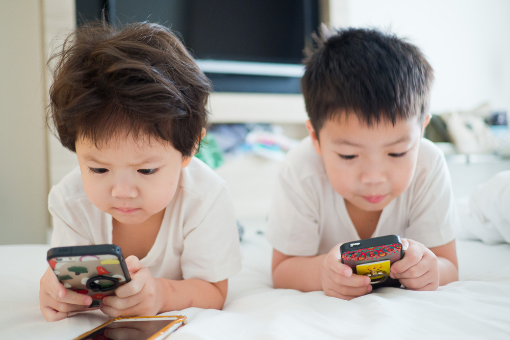 Die negativen Auswirkungen von Kindern, die von Online-Spielen abhängig sind, und wie man sie verhindert