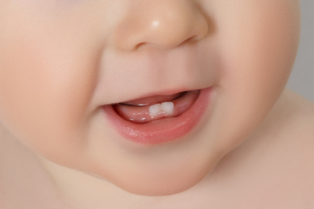 Stimmt es, dass Babys beim Zahnen Fieber haben?
