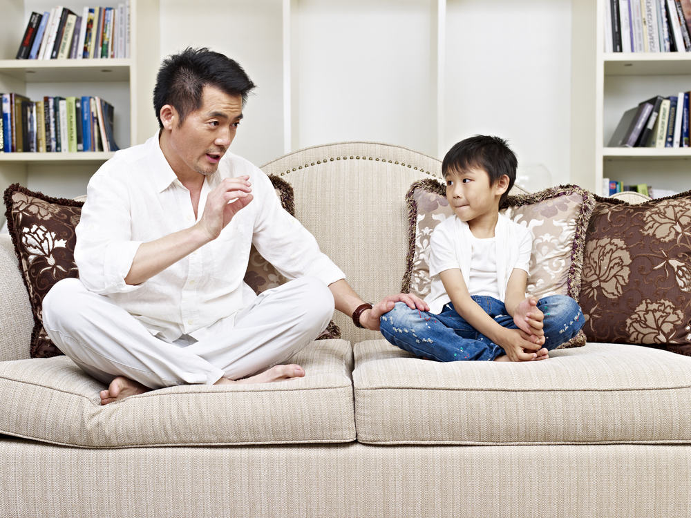 מדוע הורים חייבים לתקשר באופן קבוע עם ילדים?