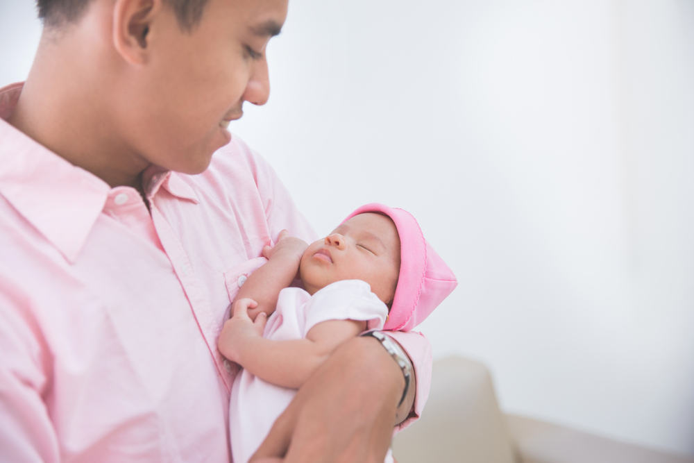 Tips för att etablera ett inre band mellan far och bebis