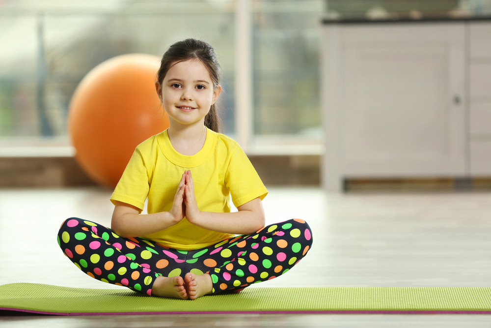 Чтобы мышцы тренировались, давайте регулярно заставим вашего малыша делать эти 5 движений на растяжку