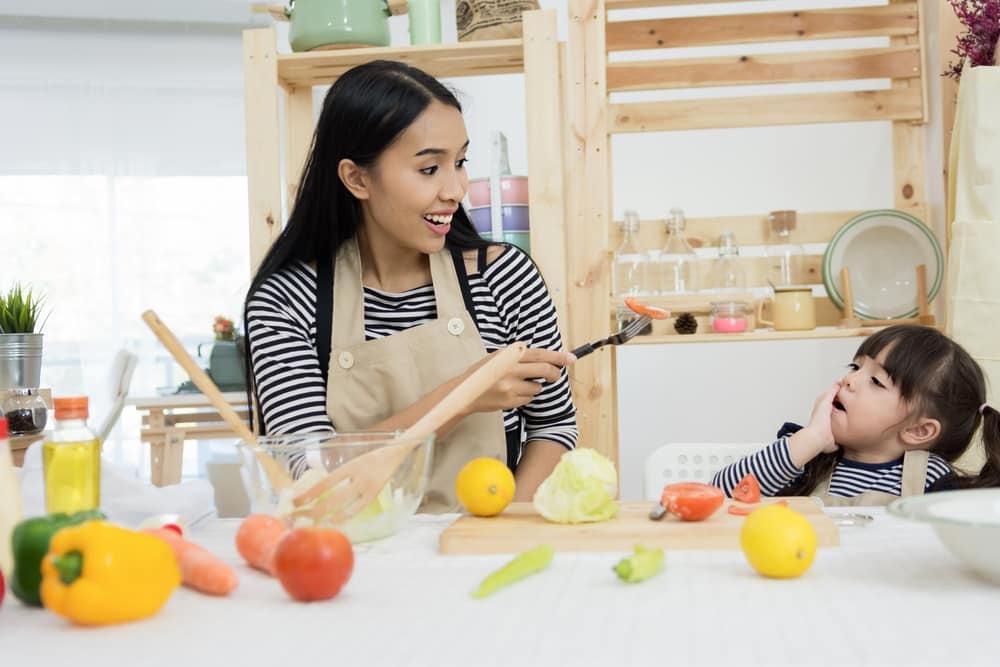 5 tactieken om kinderen te overwinnen die moeite hebben met het eten van groenten, zonder boos en mopperend te worden