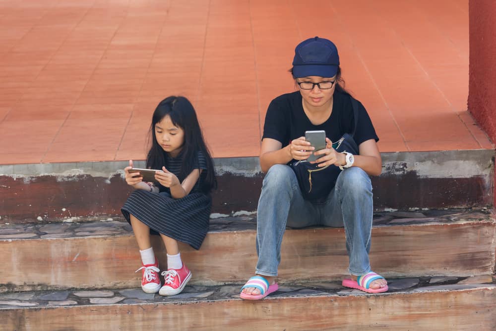 C'est l'impact si les parents jouent au téléphone portable tout en s'occupant des enfants