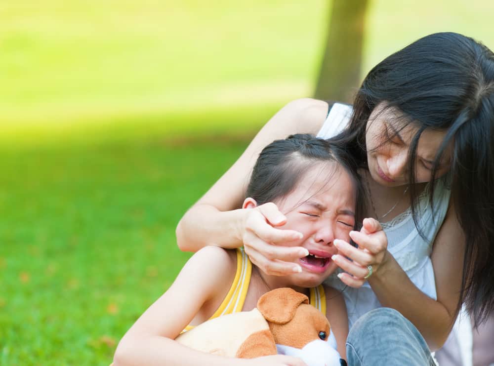Få inte panik, här är 3 säkra steg för att hantera nässkador hos barn