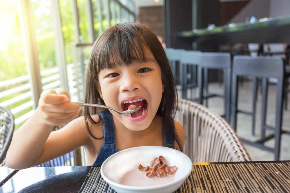 Wiederkäuen erkennen, eine Essstörung, die dazu führt, dass Kinder erbrochenes Essen kauen