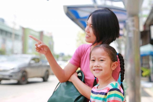 5 beste Möglichkeiten, Ihrem Kleinen die Etikette beizubringen, mit öffentlichen Verkehrsmitteln zu fahren