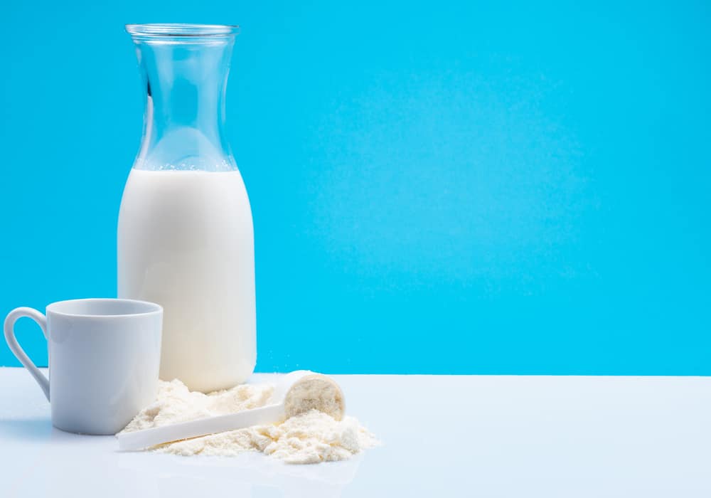 מה עדיף לילדים, אבקת חלב או חלב נוזלי?