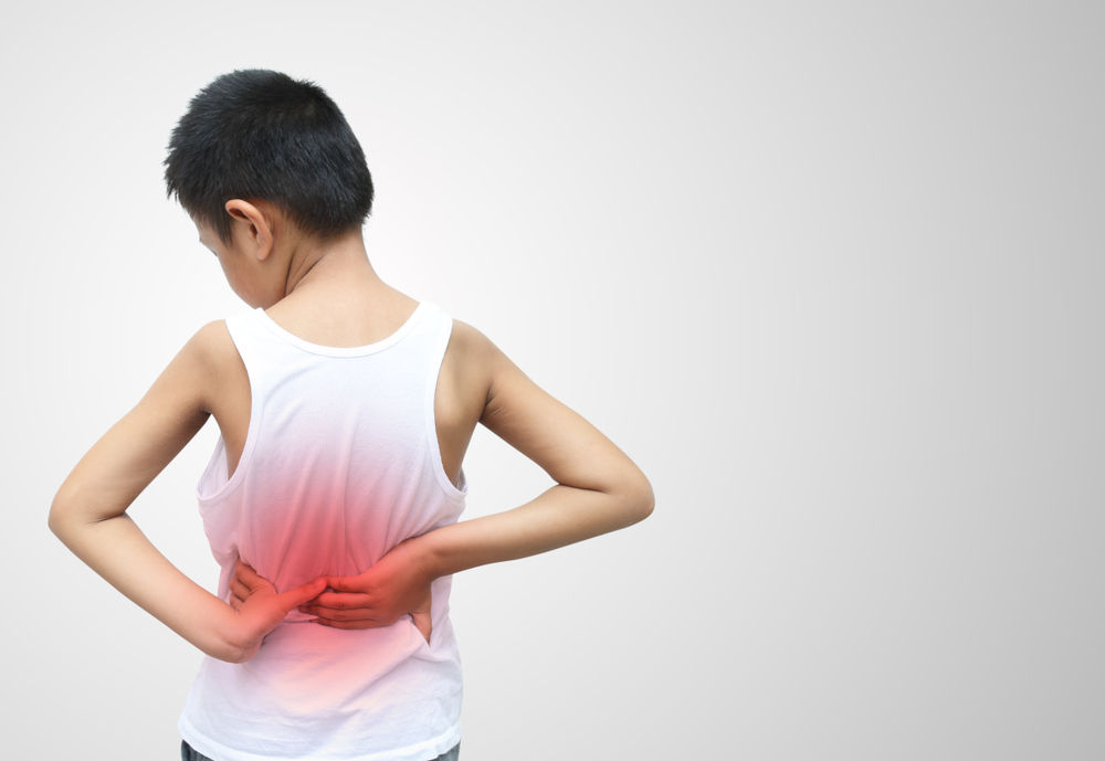 5 серйозних станів, через які діти постійно скаржаться на біль у спині