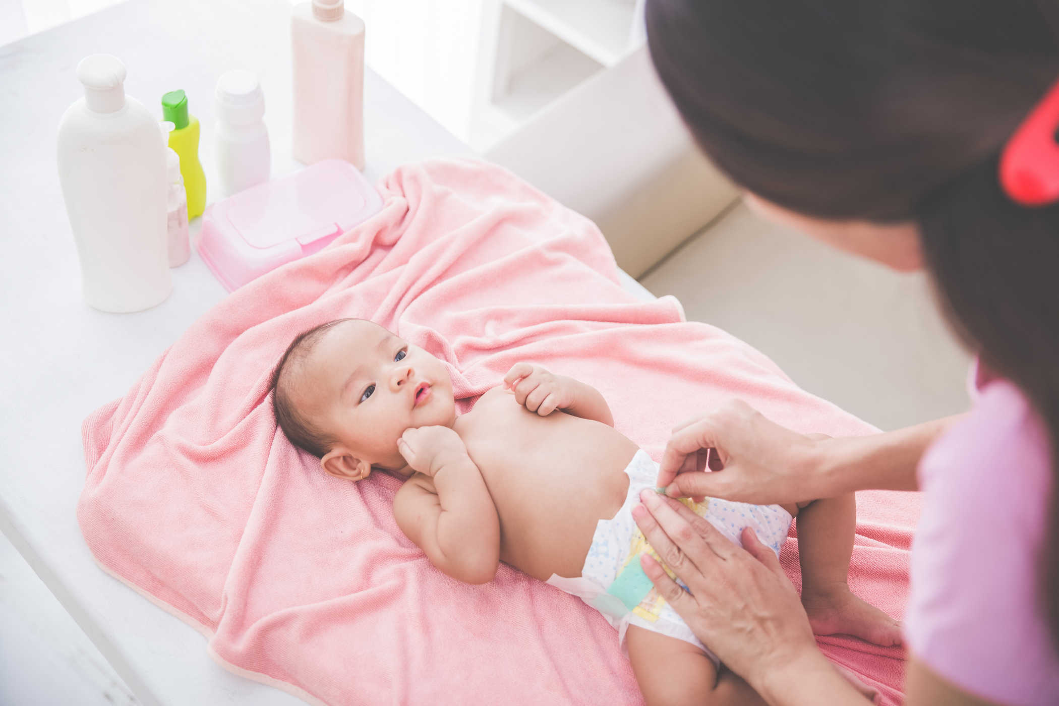 머리, 탯줄, 친밀한 장기에 이르기까지 아기의 몸을 청소하는 방법