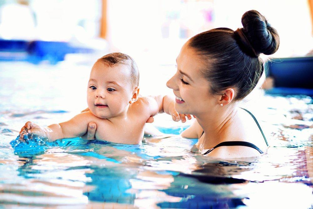 Siguran vodič za upoznavanje beba s plivanjem