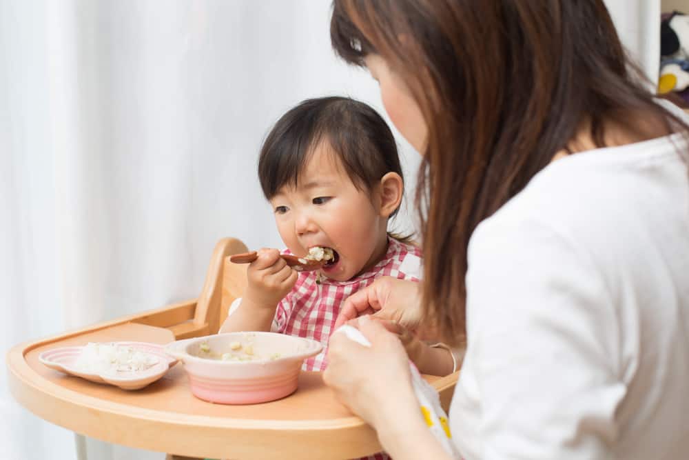부모는 언제 자녀에게 숟가락과 포크로 음식을 먹도록 훈련시켜야 합니까?