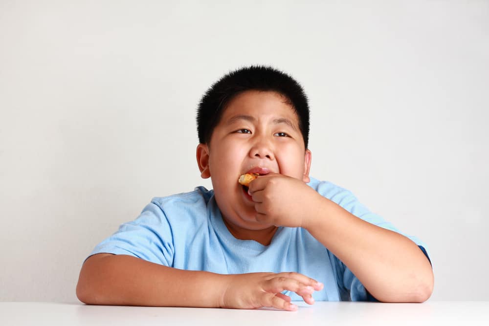 Combien de calories faut-il couper pour que les enfants obèses puissent perdre du poids ?