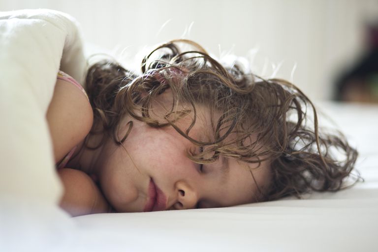 어린이가 주의해야 할 수면 무호흡증(수면 중 호흡 정지)의 6가지 징후