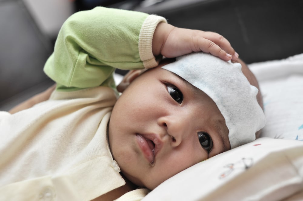 האם אתה יכול לרחוץ תינוק שיש לו חום?
