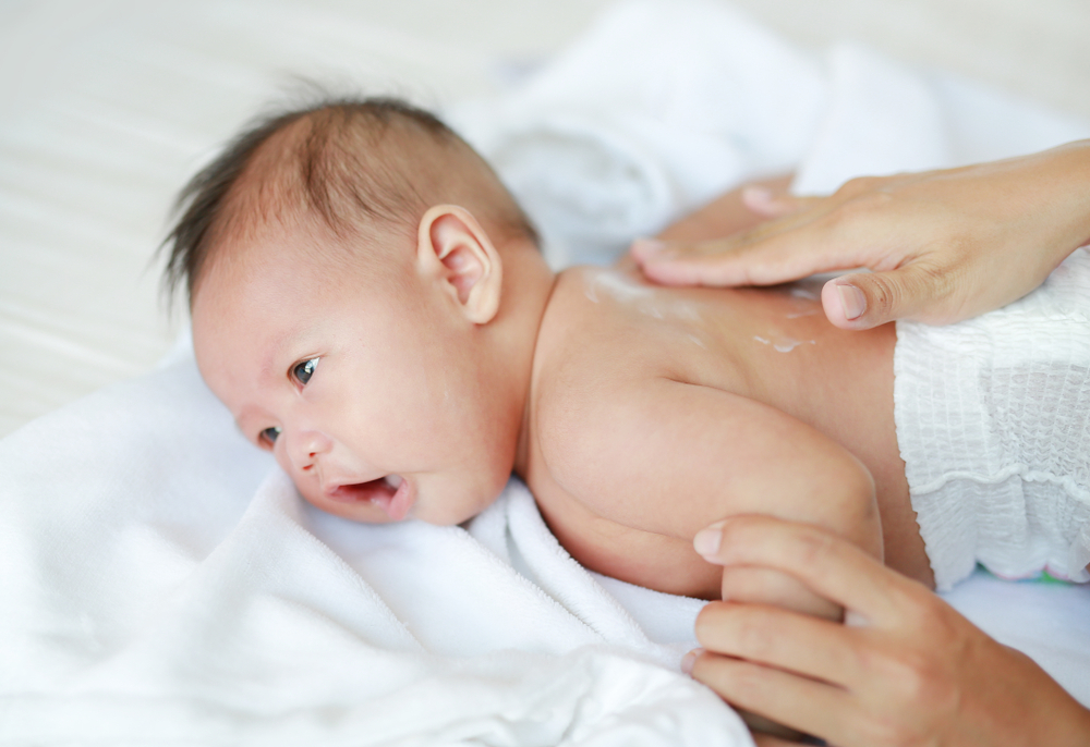 3 semne că pielea bebelușului tău este sensibilă și are nevoie de îngrijire specială