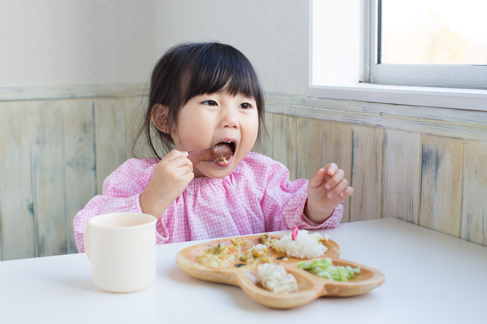 Ile razy dziennie dzieci powinny jeść? Oto odpowiedź ekspertów