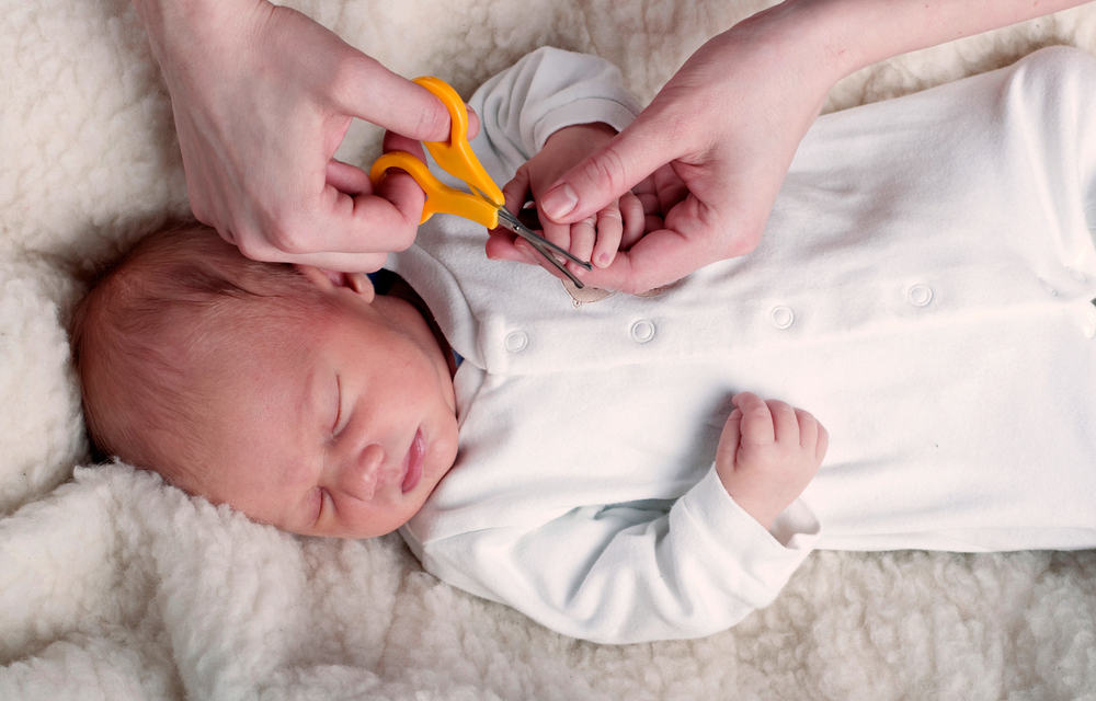Cum să tai unghiile bebelușului fără a-ți răni micuțul